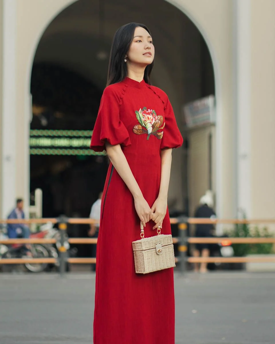 hinh-anh-co-gai-mac-ao-dai-mau-do